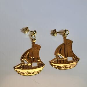 Vintage Gold-Tone Sailboat Earrings – Nautical Ship Design for Timeless Style